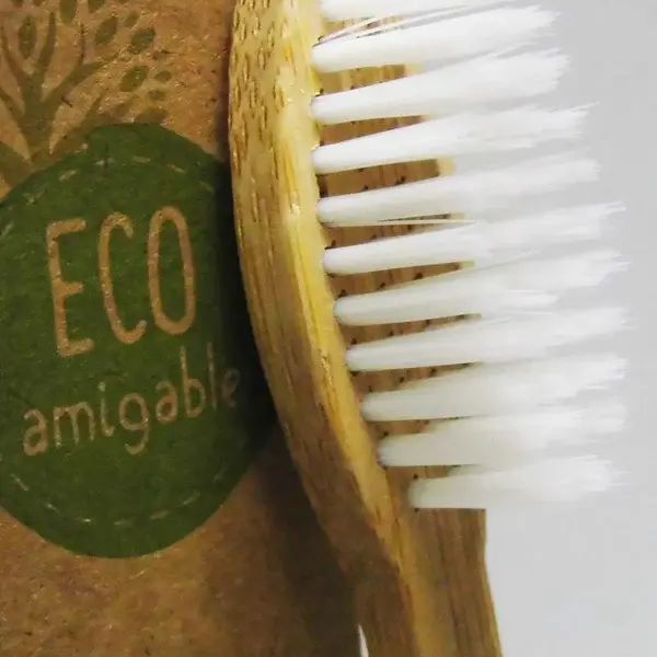 Cepillos de dientes de bambú